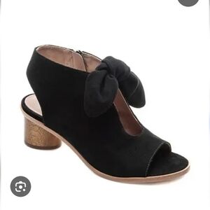 Bernardo Luna Black Suede Round Block Heel Sandals, Size 7.5